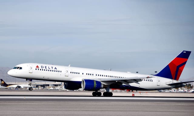 N652DL - Twin-engine aircraft