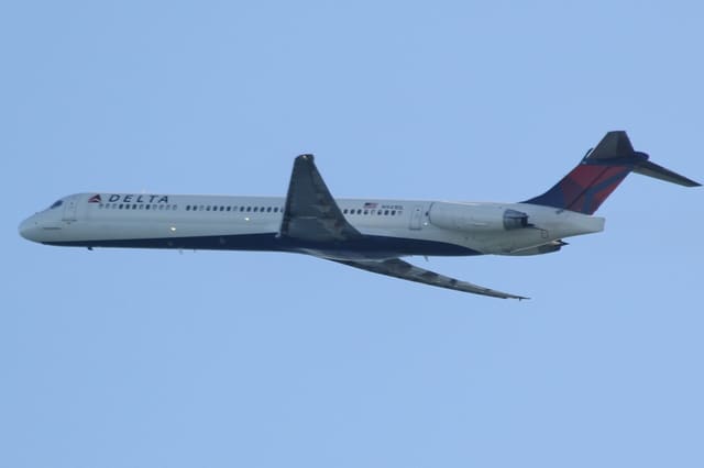N941DL - Twin-engine aircraft