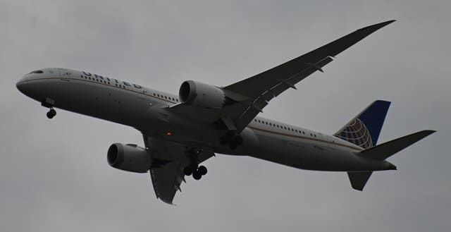 N13954 - Twin-engine aircraft