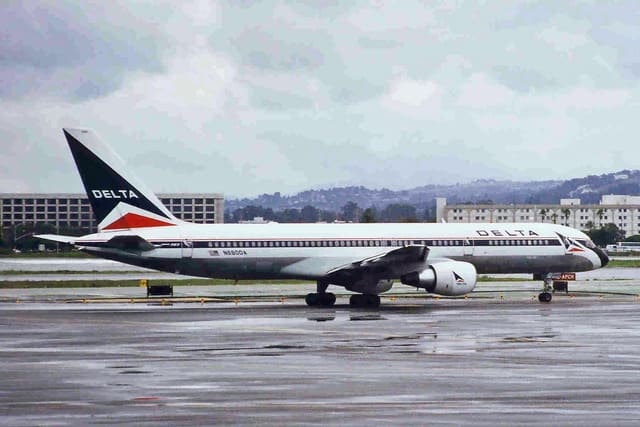 N680DA - Twin-engine aircraft