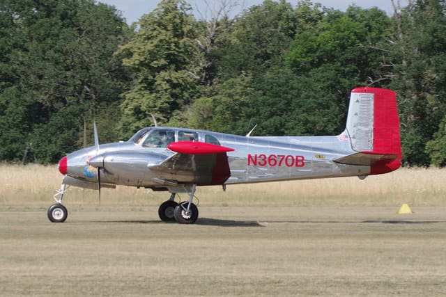 N3670B - Twin-engine aircraft