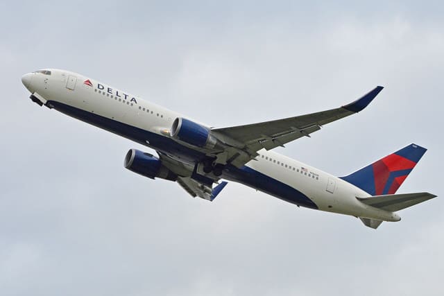 N1609 - Twin-engine aircraft