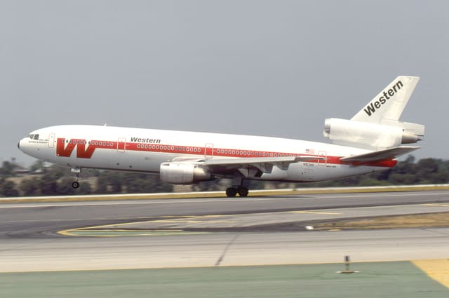 N913WA - Douglas