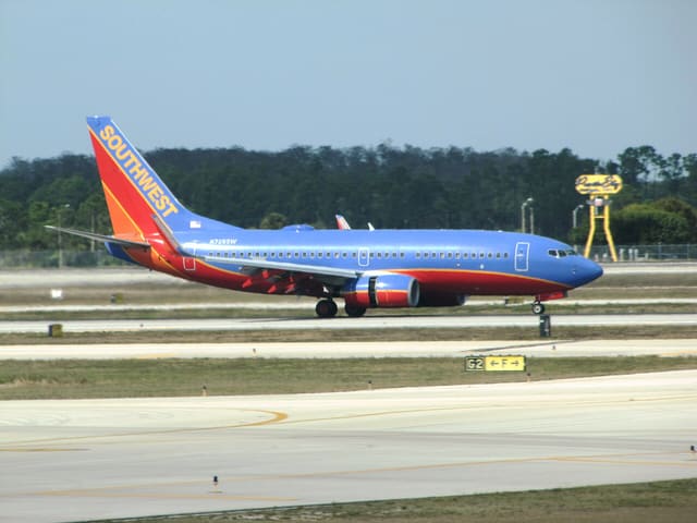 N725SW - Twin-engine aircraft