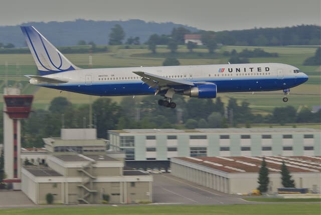 N657UA - Twin-engine aircraft
