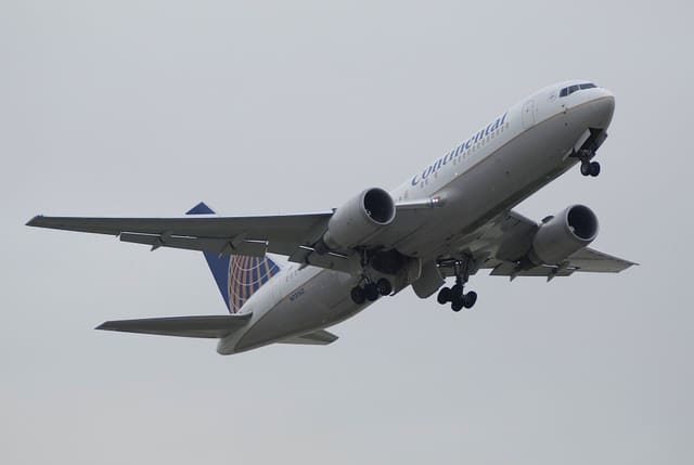 N73152 - Twin-engine aircraft