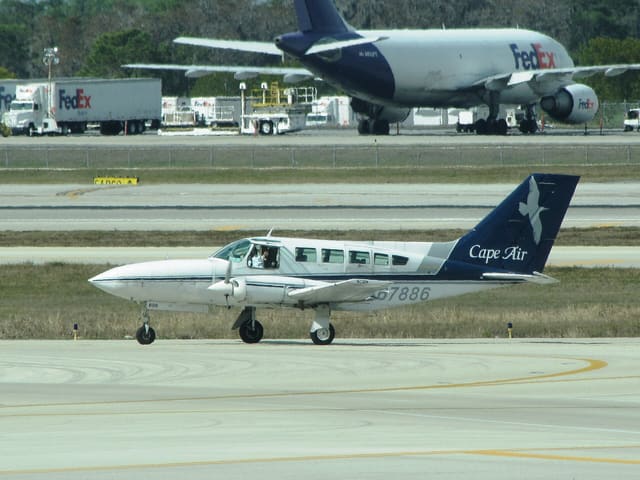 N67886 - Twin-engine aircraft