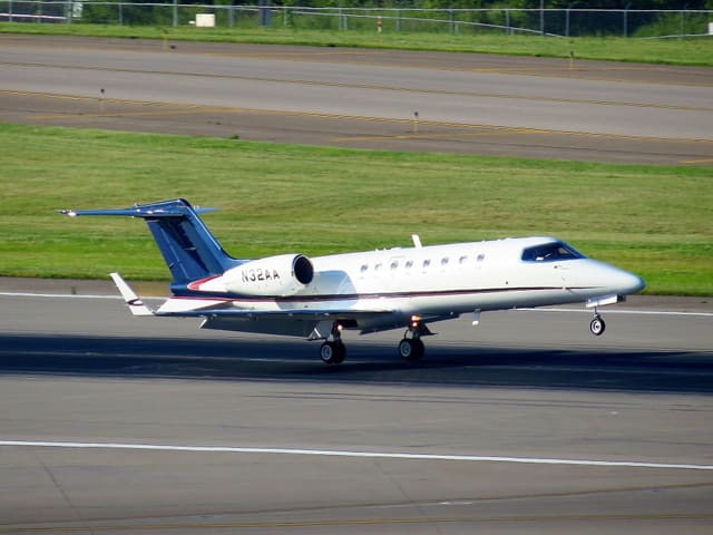 N32AA - Business jet