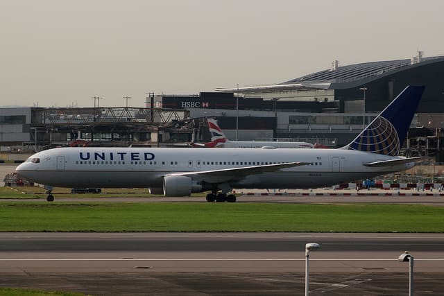 N655UA - Twin-engine aircraft
