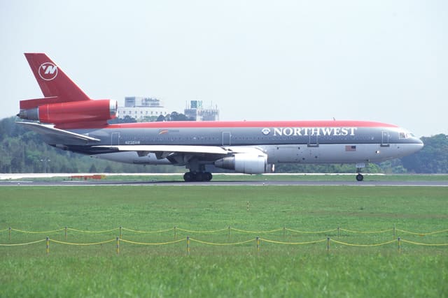 N232NW - Douglas