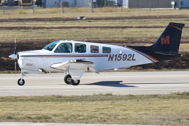 N1592L - Beechcraft