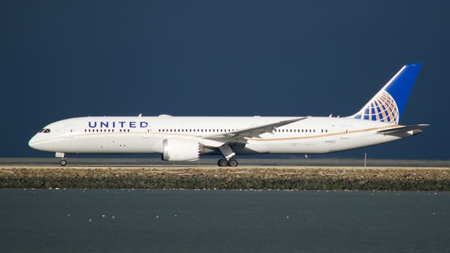 N19951 - Twin-engine aircraft