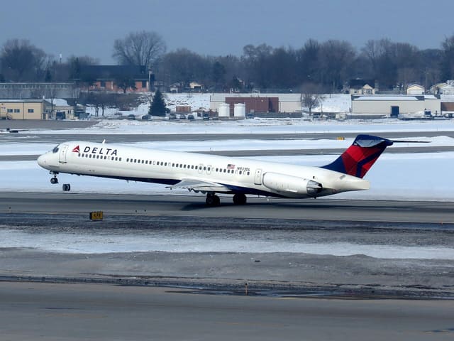 N933DL - Twin-engine aircraft