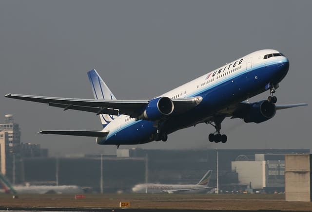 N660UA - Twin-engine aircraft