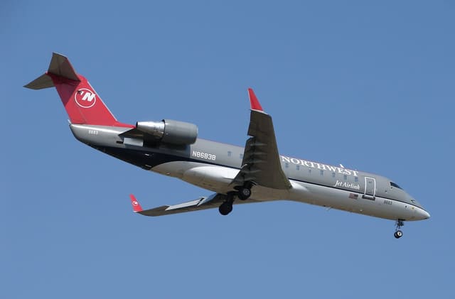 N8683B - Twin-engine aircraft