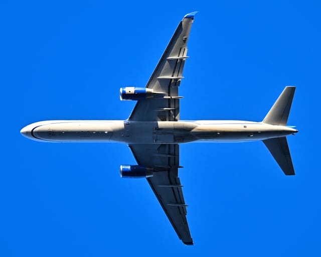 N19136 - Twin-engine aircraft