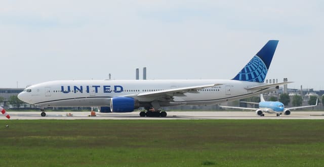 N798UA - Twin-engine aircraft