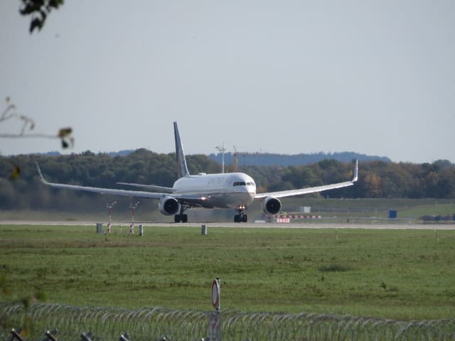 N644UA - Twin-engine aircraft