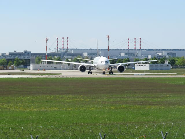 N76021 - Twin-engine aircraft