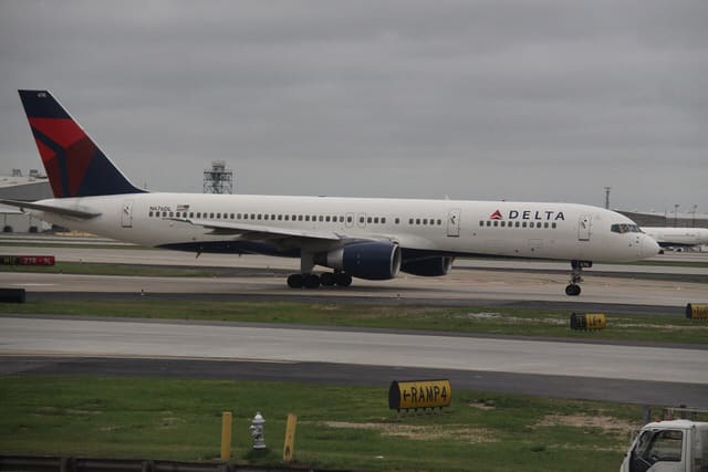N676DL - Twin-engine aircraft