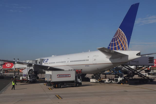 N798UA - Twin-engine aircraft