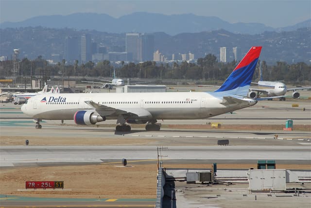 N834MH - Twin-engine aircraft
