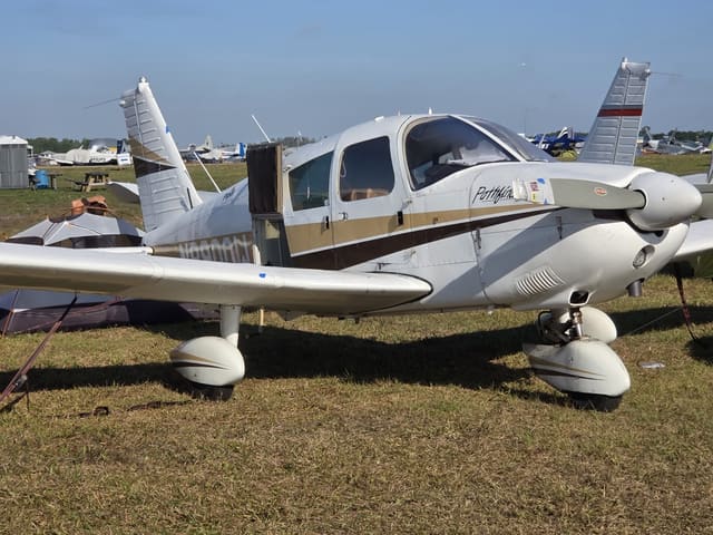 N8900W - Piper PA-28-235