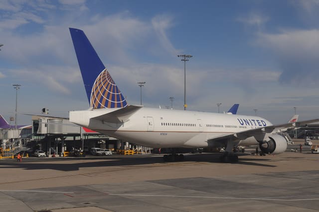 N782UA - Twin-engine aircraft