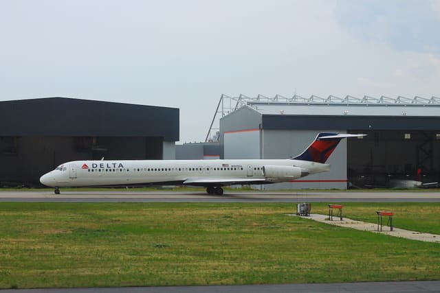 N965DL - Twin-engine aircraft