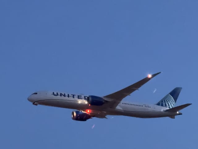 N29981 - Twin-engine aircraft