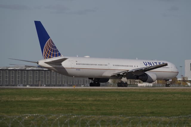N76054 - Twin-engine aircraft