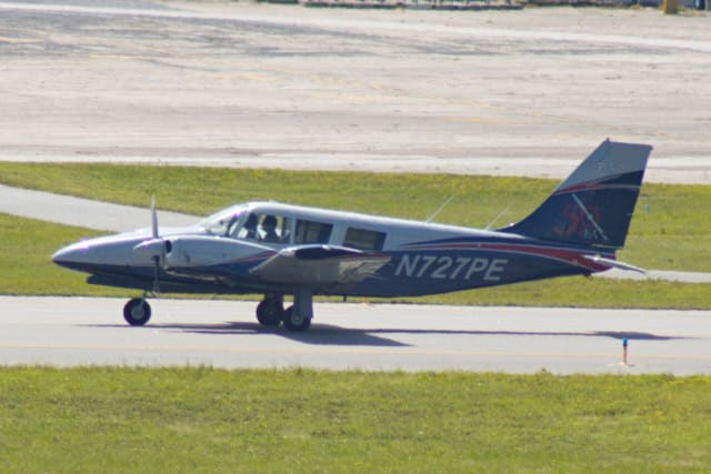 N727PE - Twin-engine aircraft