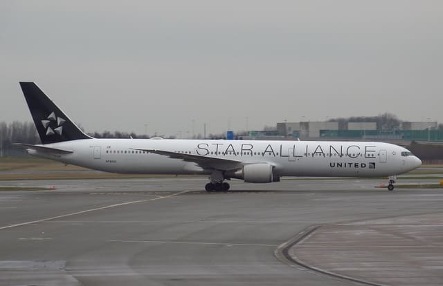 N76055 - Twin-engine aircraft
