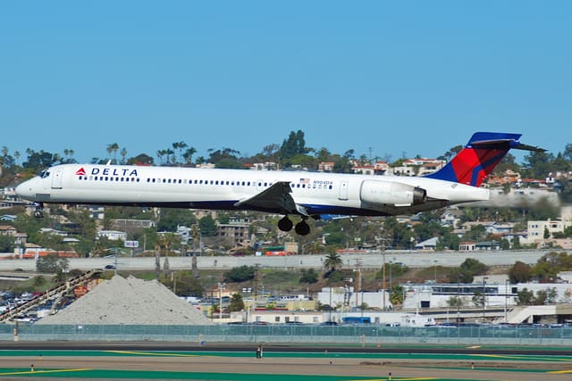 N904DA - Twin-engine aircraft