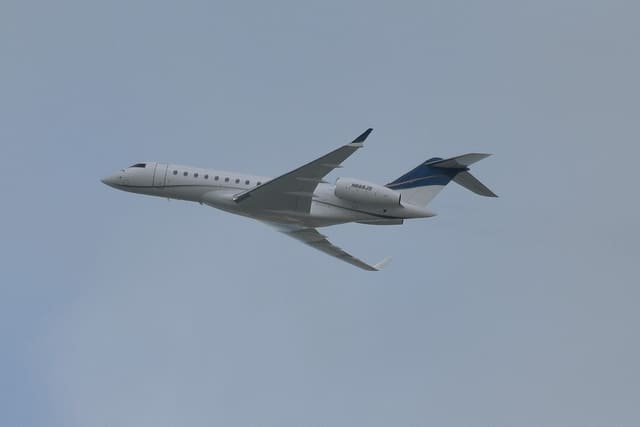 N668JS - Business jet