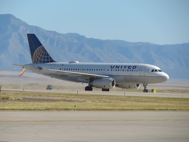 N889UA - Twin-engine aircraft