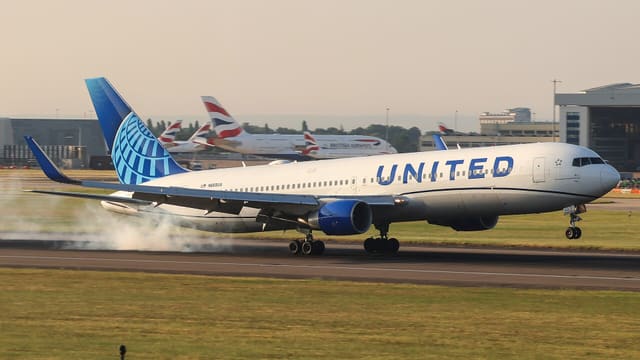 N665UA - Twin-engine aircraft