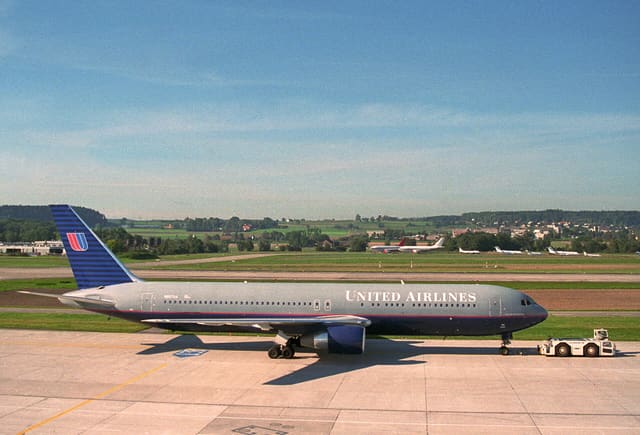N657UA - Twin-engine aircraft