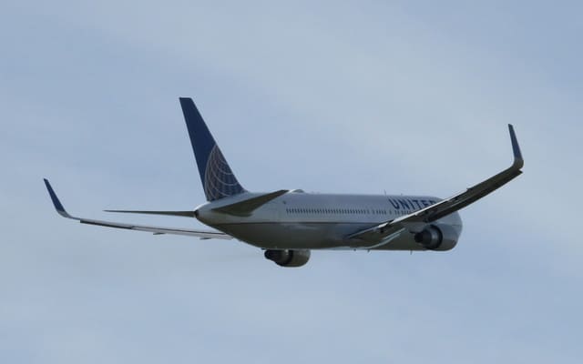 N644UA - Twin-engine aircraft