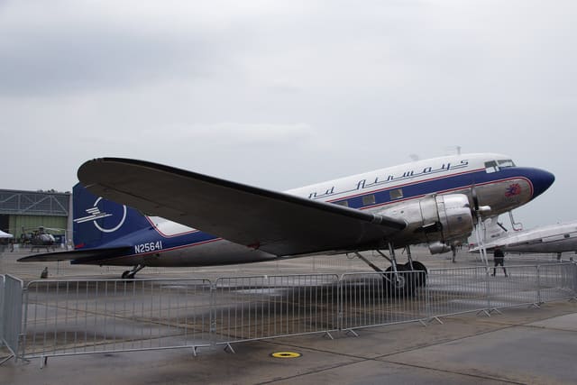 N25641 - Twin-engine aircraft
