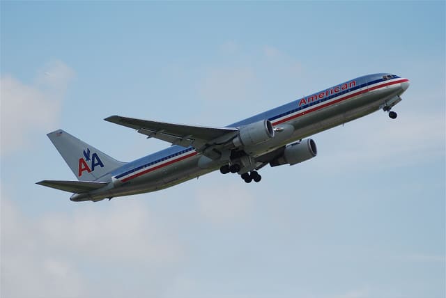 N389AA - Twin-engine aircraft