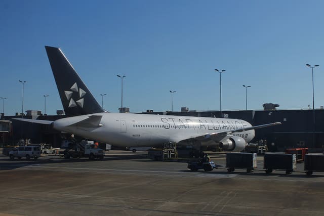 N653UA - Twin-engine aircraft