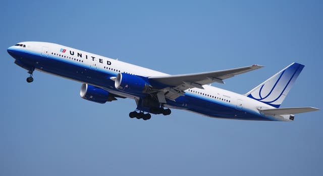 N785UA - Twin-engine aircraft