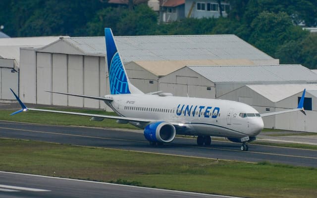N27251 - Twin-engine aircraft
