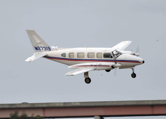 N27319 - Twin-engine aircraft