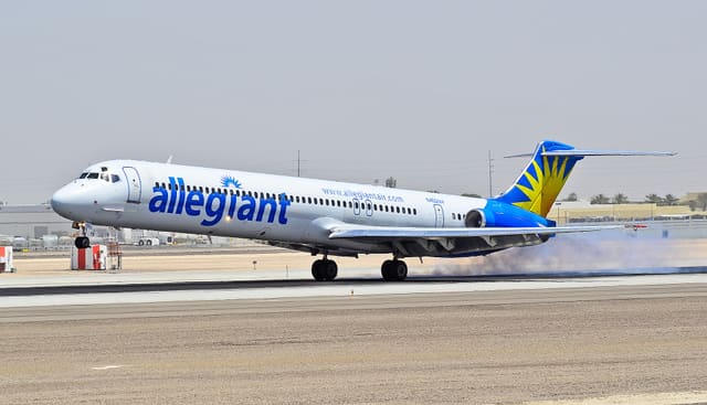 N402NV - Douglas