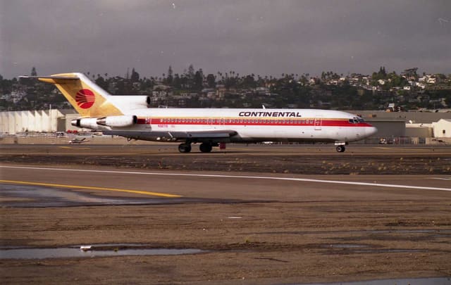 N32718 - Aircraft