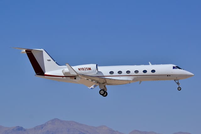 N1925M - Business jet