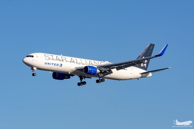 N653UA - Twin-engine aircraft