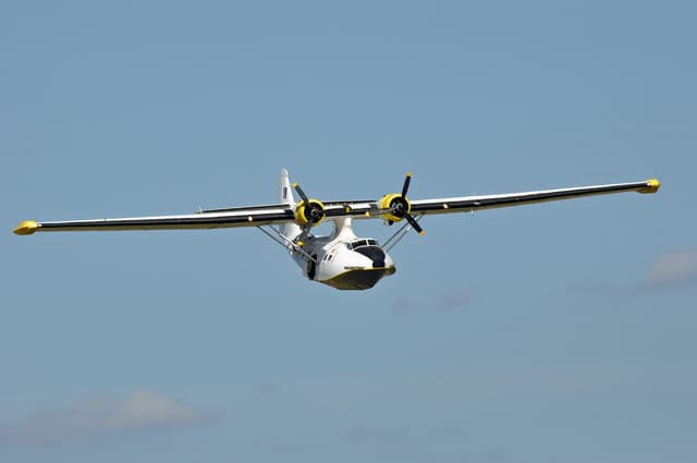 N9767 - Twin-engine aircraft